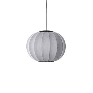 Rund pendellampe med lodrette sølvstriber, designet til loftophæng.